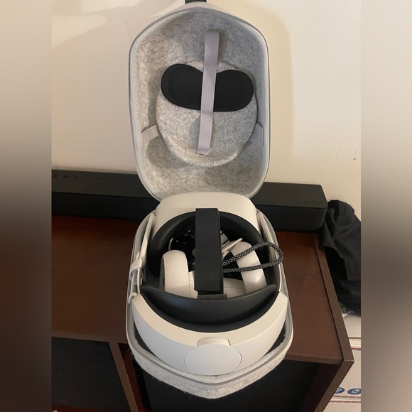 Vr quest 2 with battery pack headset and case - Picture 1 of 3